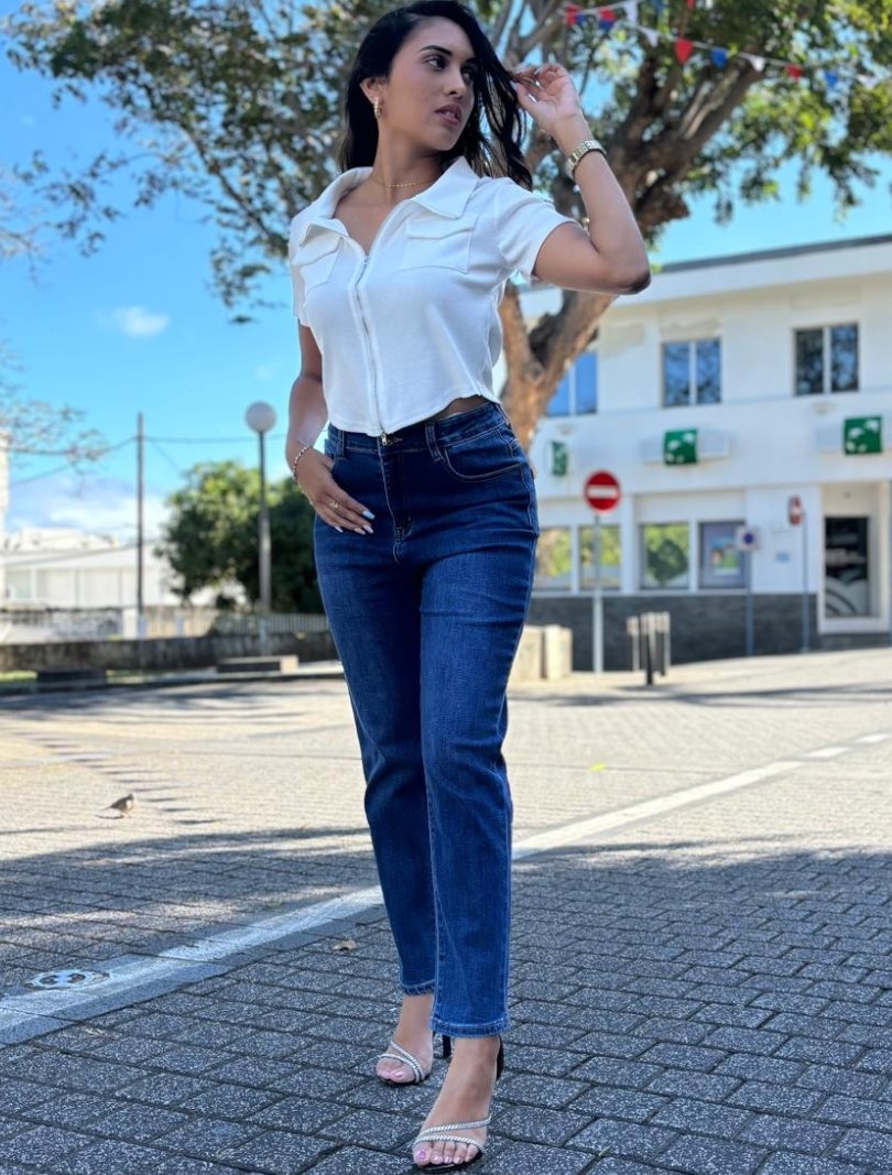 Jeans couple slim Mom extensible avec détails en strass